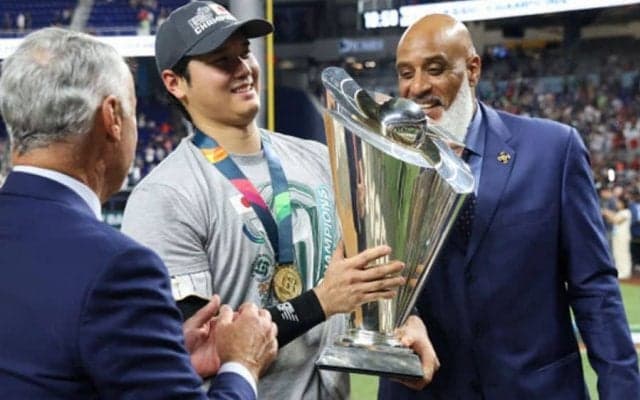 WBC優勝トロフィーがマツダスタジアムに展示　4月25～27日、栗林のユニやメダルも