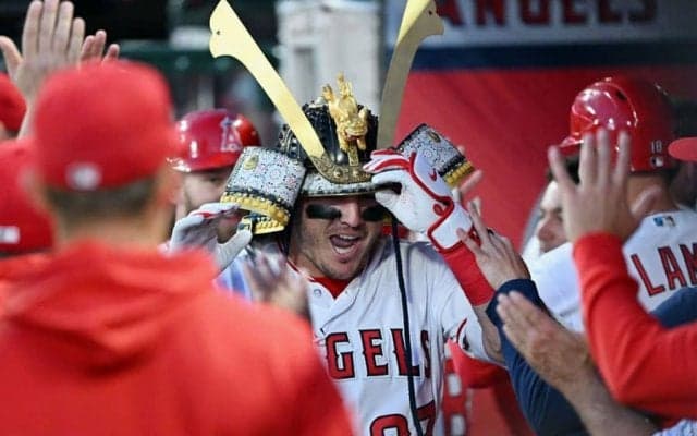 【MLB】兜装着のトラウト「なかなか重い」　大谷も一役“新儀式”にご満悦「イケてるね」