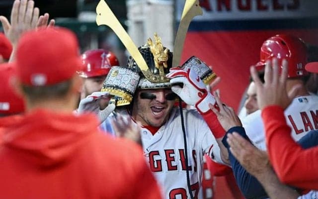 「ショウヘイが選んだ」先制2ランを放ったトラウト　大谷翔平も賛同した新儀式“兜”で祝福