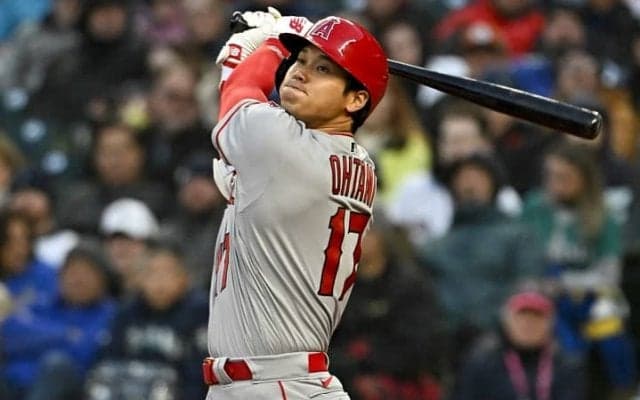 「このスイングでなぜ」大谷翔平、泳ぎながらのフェン直二塁打に米メディア驚愕「超人的な強さを持っている」