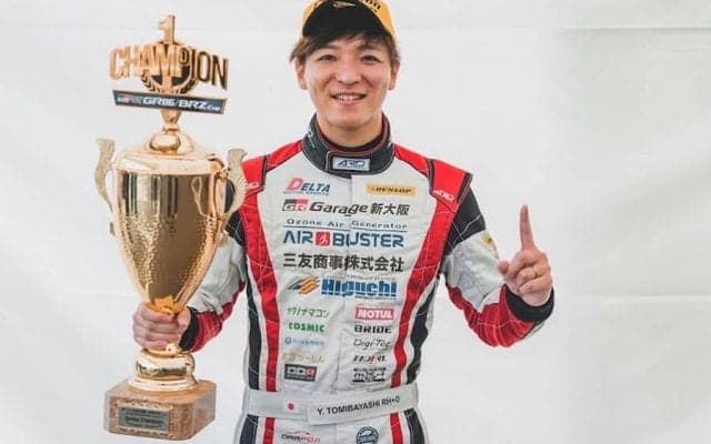 世界初の「eスポーツレーサー兼リアルレーサー」が始球式　9日のロッテ-楽天戦