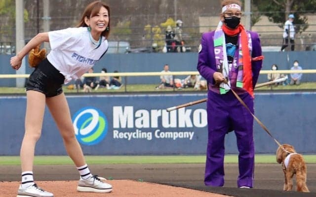 ショーパン姿で「届かなかったの悔しい」　写真集発売控え…愛犬連れ“珍”始球式
