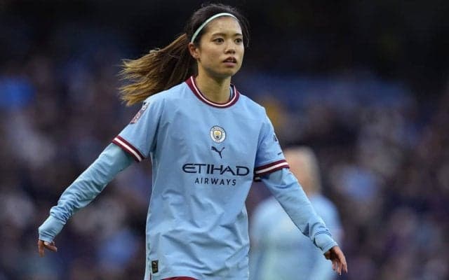 「プリティガール」長谷川唯がゲームセンターで遊ぶ姿が、現地の英国ファンが大反響！ 「ユイサン、ステキ」「小さなマジシャン」などの声