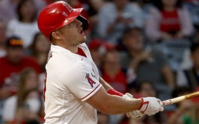 【MLB】エ軍“HR新儀式”でハプニング　兜の一部取れた…レンヒーフォ＆トラウトが被る