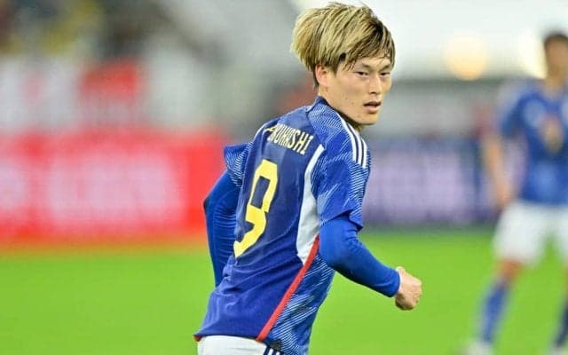 「ボールボーイも輪に入って喜んでる」古橋亨梧がダービー戦でゴール決めるも、ファンの目はボールボーイのまさかの行動に釘付け！ 選手の肩に腕を回して喜ぶ衝撃光景