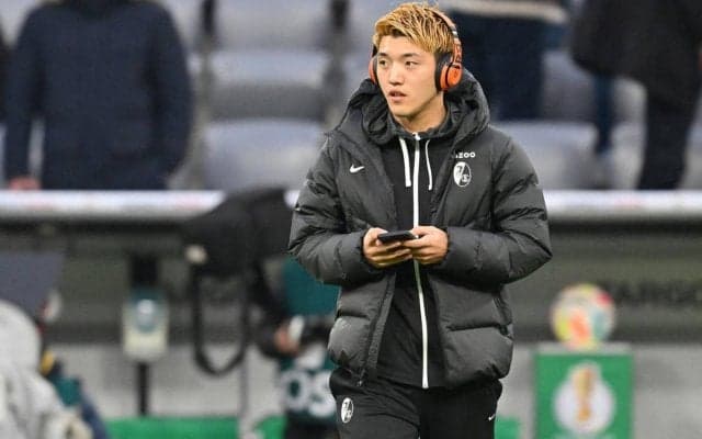 「そっくり」「同じ笑顔」堂安律、兄がドイツまで応援に駆けつけたことを報告、ピッチ脇の2ショットが話題「カッコよすぎるでしょ」「嬉しい2ショット」