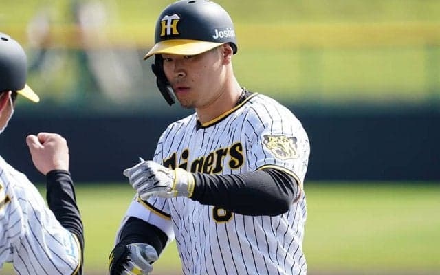 弾丸打球超えた“超速反応”が「痺れたなあ」　投手も最敬礼…佐藤輝明は「瞬発力の鬼」