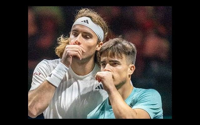 チチパス兄弟 激闘制し初戦突破