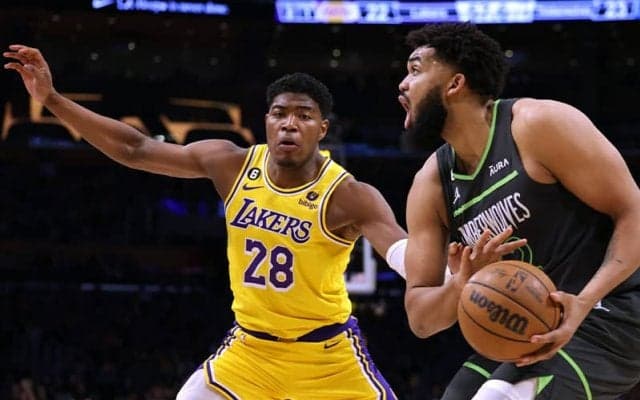 レイカーズが第7シードでプレーオフ進出決定…ウルブズとの激戦を制す、八村塁は12得点の活躍