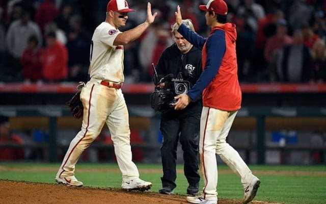 【MLB】先陣切った大谷翔平がまさかの“後退”　今季2勝目祝福に険しい表情だった仲間も笑顔