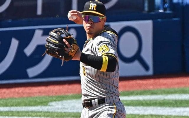 「フォームがカッコ悪い」不調の佐藤輝明、改善点を球界OBが指摘！「吉田、村上の腰の使い方をみるといい」