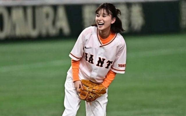 キラキラ笑顔で「はいっ」　礼儀正しい女優の豪快始球式…ガッツポーズに大歓声