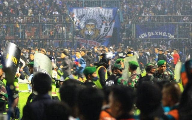 135名死亡のサッカー界最大の悲劇から半年…インドネシアで当事者の2チームが事故後初対戦、無観客で開催