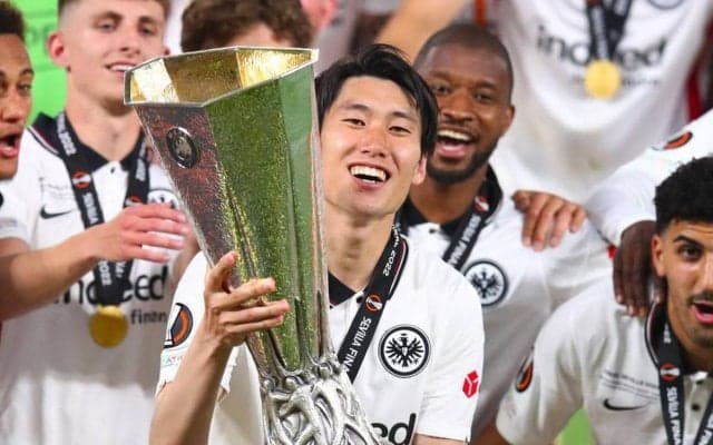 「夢見ていた舞台だった」在籍6年、2つのタイトル手にフランクフルトを去る鎌田大地が心境綴る「ハッピーエンドで。DFBポカールを勝ち取ろう!!」