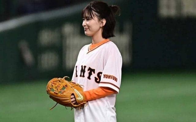 ツヤツヤ肌でペコリお辞儀が「好感持てる」　礼儀正しい女優の始球式が「綺麗でした！」