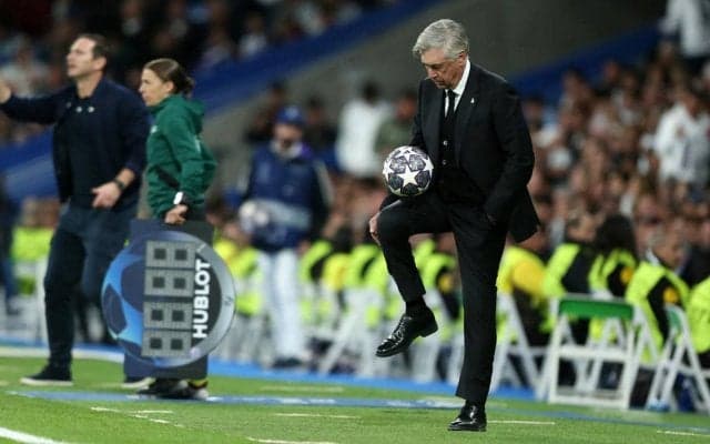 「エレガントだ」「とんでもない！」技術は衰えない？ レアル監督、スーツ、革靴、手はポケットで試合中に華麗な足技「決して忘れない瞬間!」