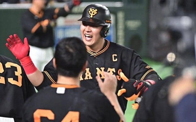 侍J経験して「バケモンになった」　“完全阻止”岡本和真の打った瞬間弾が「えぐいな」