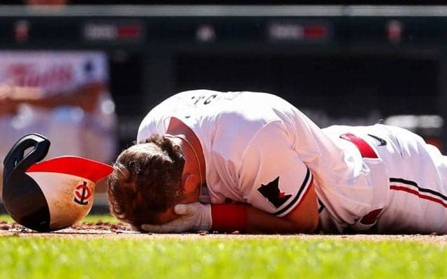 【MLB】打者がバッタリ…バッテリーも目背けた“顔面死球”に米悲鳴　「身の毛もよだつ」