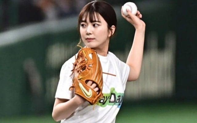 表情キラキラ…激カワ女子アナの“豪快”始球式　ピョンピョン大喜びに両軍も虜