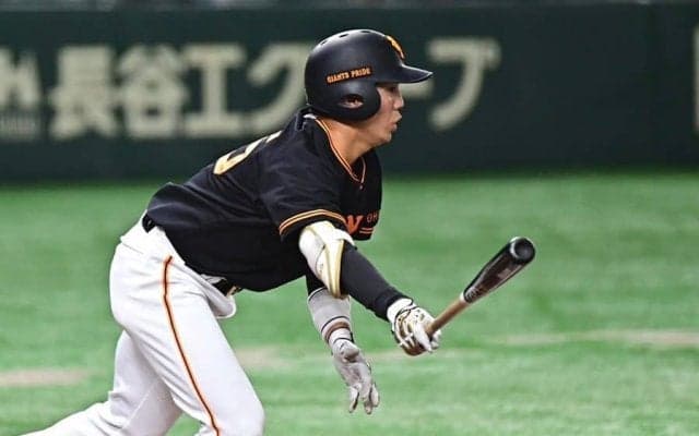 「両足浮いとるやん」　坂本勇人の“後継者”が珍打…衝撃の曲芸打ちが「うめぇな」