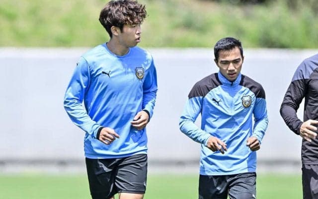 川崎FW宮代大聖が「ピッチ内だけじゃ解決できない部分もある」と積極コミュニケーションで得点狙う！ チャナティップとの居残りランニングで通訳交え意見交換