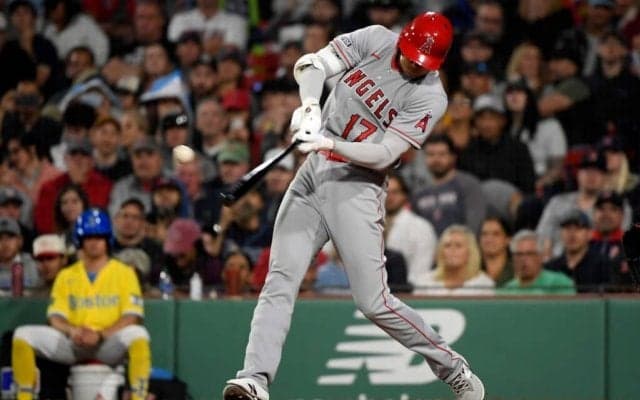 【MLB】大谷翔平、内角攻めを攻略する左前安打　スライディング後に相手二塁手の土を振り払う“紳士”対応