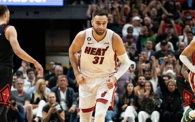 試合終盤でブルズを突き放したヒートが第8シードを勝ち取る…ストゥルースが高確率で3Pを炸裂