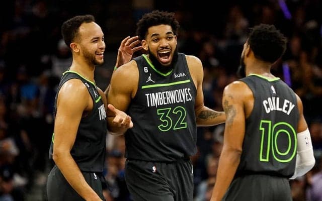 前半から主導権を握り続けたウルブズがサンダーに快勝…PO1回戦で強豪ナゲッツと激突