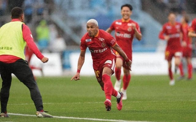 「エグすぎる」「これは神「理不尽FK」マテウスの左足が火を吹く！ 衝撃のブレ球FKで川崎Fを撃破「最高にカッコ良い」