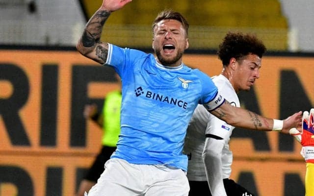 イタリア代表FWが路面電車と衝突事故…運転するSUVは前部大破も本人に大きなケガなし