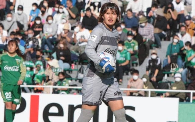 「マジ!?」「衝撃」なでしこ守護神がMVに出演?! エビ中の新曲「kyo-do?」にエキストラで登場も難易度超高…「多分探せないけど探してみてね」