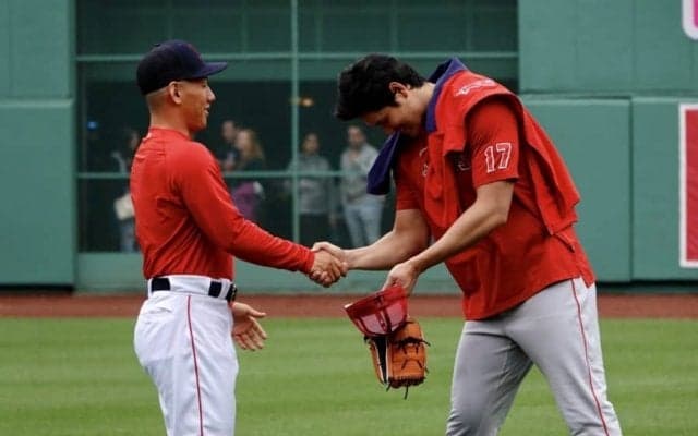 【MLB】大谷翔平、吉田正尚と再会　笑顔で駆け寄って握手＆挨拶、侍ジャパンで同僚
