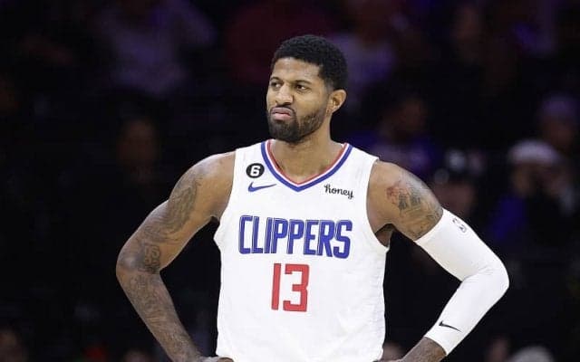 クリッパーズが敵地でサンズ相手に先勝も、ポール・ジョージはシリーズ全休か？