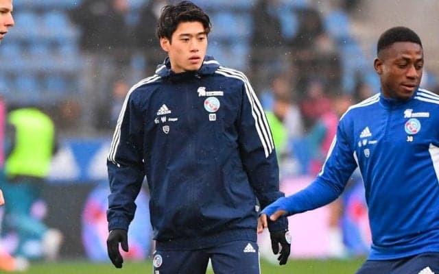 フランスデビュー戦で衝撃ゴールの鈴木唯人、観客席で掲げられていたものに日本のファンも驚き「すげー」「スタンドに！！」