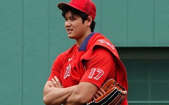 【MLB】大谷翔平は「何しても絵になる」　筋肉見せての“ひらり”にファン夢中「かっこいい」