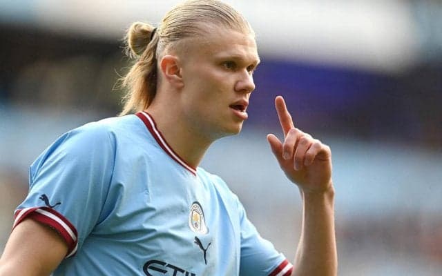 ハーランドが全身ティファニーブルーに！日本でも大人気のナイキとのコラボスニーカーを着用