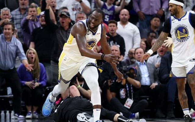 王者ウォリアーズがキングスに2連敗…グリーンはサボニスの胸部を踏みつけて退場処分に