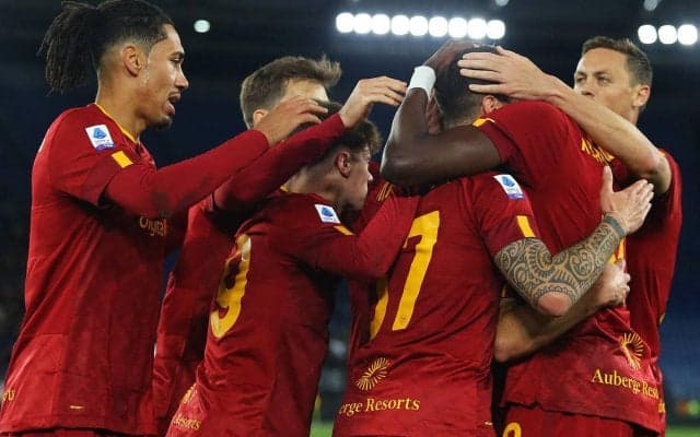 「ラブリーだ！」「とてもかわいい」子供のローマファンが壮絶キュート！父親の腕の中で得点時にあのセレブレーション