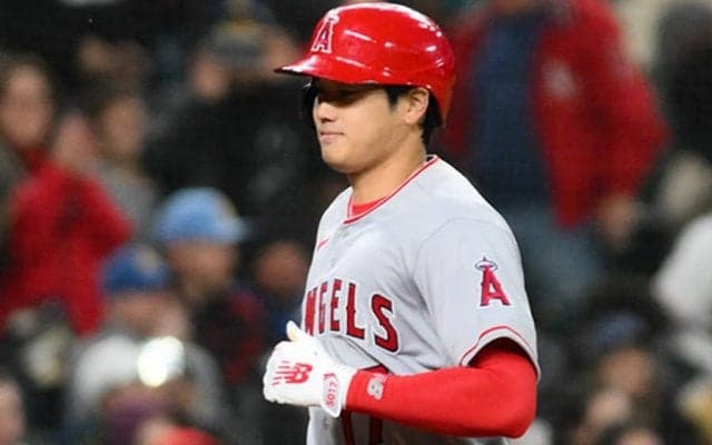 【MLB】大谷翔平、7戦ぶり4号は先制2ラン　ジャッジ頭上を越える超低空弾…兜の祝福に笑顔