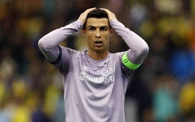 「何やってる？」「なぜ赤じゃない？」C・ロナウドが試合中にヘッドロック仕掛けるも退場にならず、浦和とACL決勝戦うアル・ヒラル戦での謎プレー