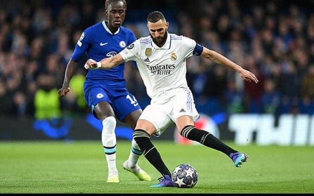 両チームの選手も困惑？　チェルシーvsマドリーで大クセのエスコートキッズ現る…