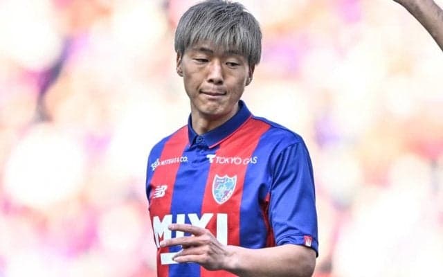 「超絶個人技」「すごすぎる！」FC東京MF塚川の「ジャンピングボレー」ゴール裏アングル映像に絶賛の声！ アダイウトンのクロスをダイレクトで合わせる！