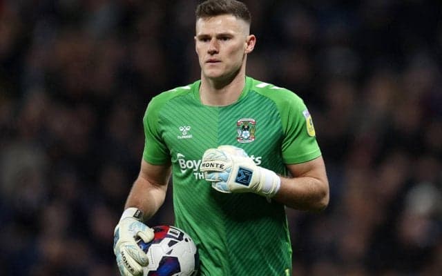 「信じられない終わり方」「こんな事が起こるとは」英2部で奇跡！昇格への執念、守護神がラストプレーで劇的同点ゴール「今週のハイライトだ」