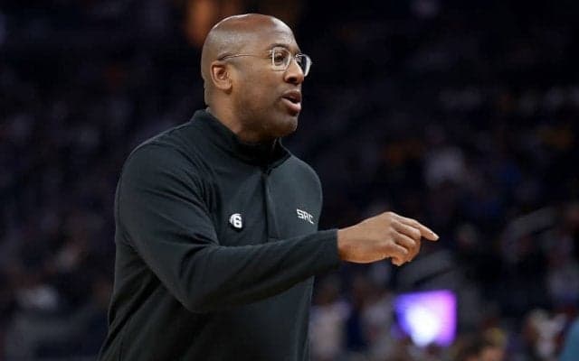 キングスをプレーオフへ導いたマイク・ブラウンHCが史上初の満票で最優秀コーチ賞に選出