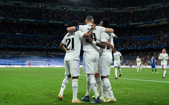 「マドリードが恋しくなったのか」CL対戦直後、意外な人物がレアルの選手たちと談笑「何話したんだろう」