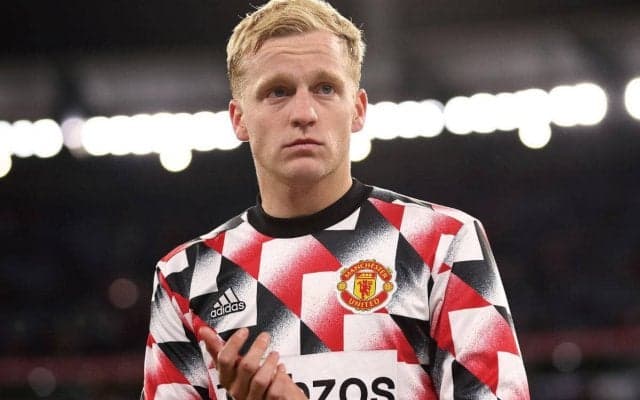 ユナイテッドで我慢し続けるファン・デ・ベーク、クラブ愛に揺るぎなし？ 誕生日に背番号34入りのケーキを…