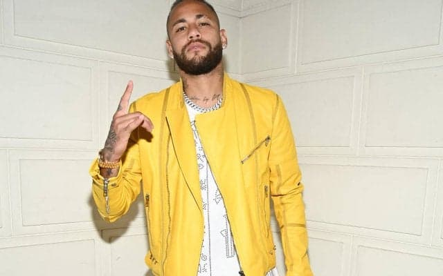 「鳥肌がたった」「神聖な芝に足を踏み入れた」ネイマールが古巣サントスに帰還し試合観戦、松葉杖姿には「ちょっと痛々しい」