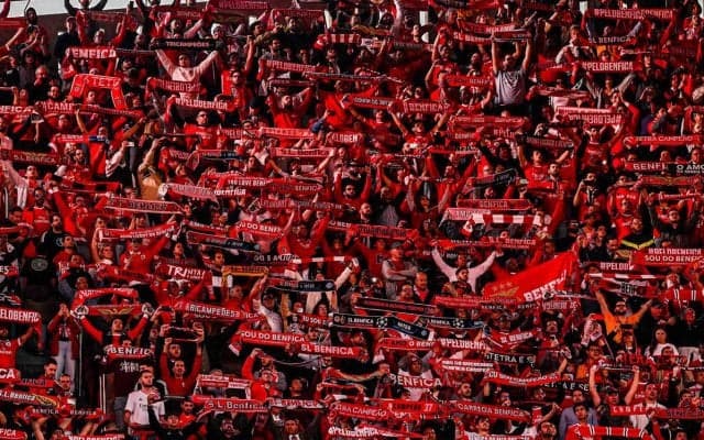 「悲劇を引き起こしかねない」ベンフィカサポが発煙筒をスタンド上段からインテルサポに投げ込み「大会から追放されるべきだ」