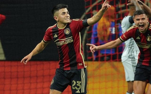 ジエリンスキ退団に備え？ ナポリがMLSで躍動する21歳のアルゼンチン代表MFらと交渉中