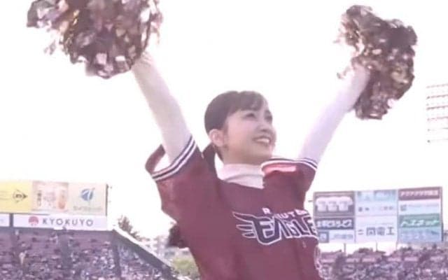 ポンポン振るアイドルが「可愛すぎ」　キラキラ笑顔に悶絶…美白チアが「勝利の女神」